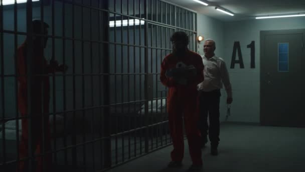 Hapishane Çalışanı Suçluyu Turuncu Üniformayla Hapishane Hücresine Kilitliyor Mahkûm Metal — Stok video