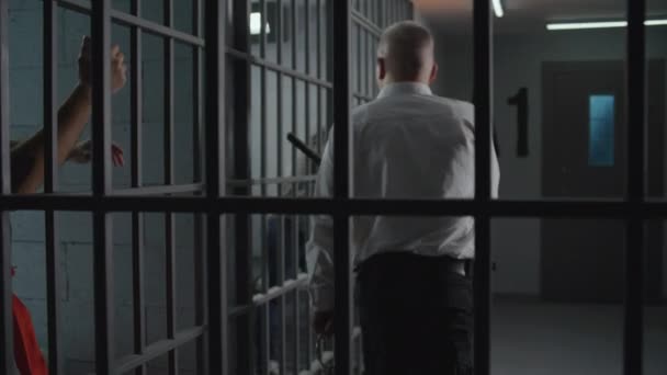 Aggressiv Fängelseanställd Tittar Brottslingar Fängelseceller Pratar Med Interner Slår Metallbarer — Stockvideo