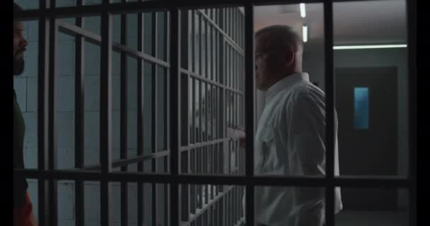 Oficial Prisión Enojado Observa Los Criminales Las Celdas Prisión Habla — Vídeo de stock