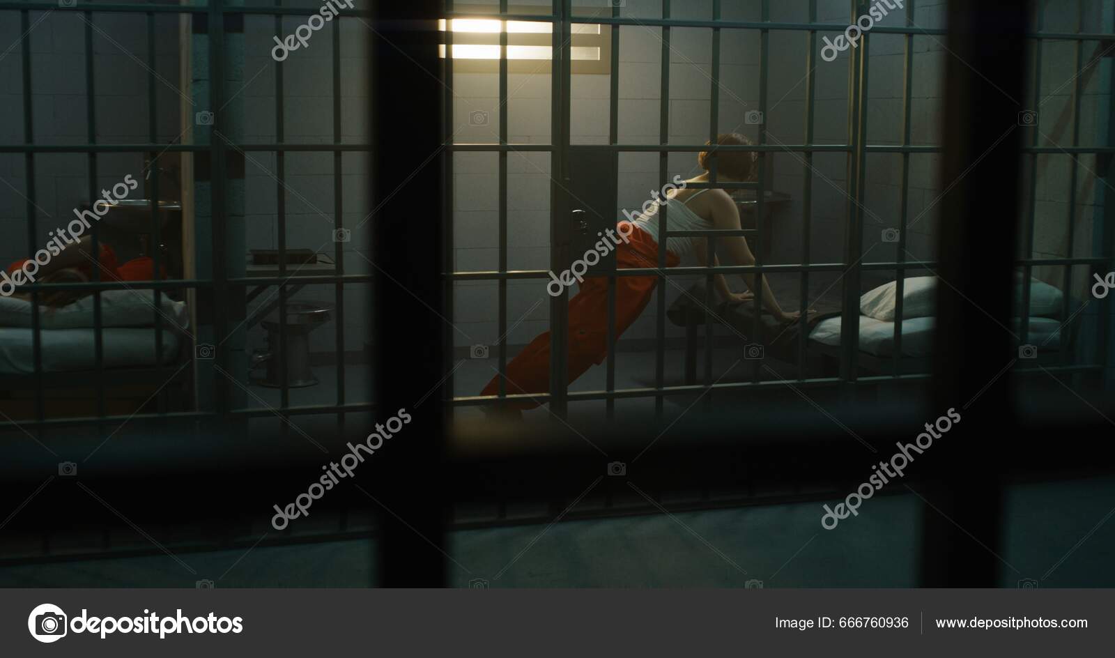 Μια Φυλακισμένη Πορτοκαλί Στολή Ξαπλώνει Στο Κρεβάτι Μια Άλλη Πυγμαχία —  Φωτογραφία Αρχείου © EvgeniyShkolenko #666760936
