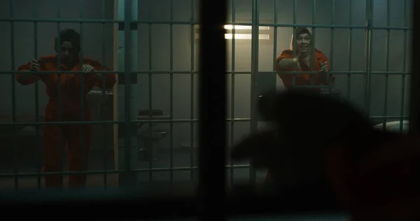 Szalona Więźniarka Pomarańczowym Mundurze Krzyczy Sąsiada Skacze Metalowe Kraty Celi — Zdjęcie stockowe