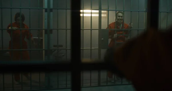 Una Prigioniera Aggressiva Uniforme Arancione Urla Contro Prossimo Detenuto Tiene — Foto Stock