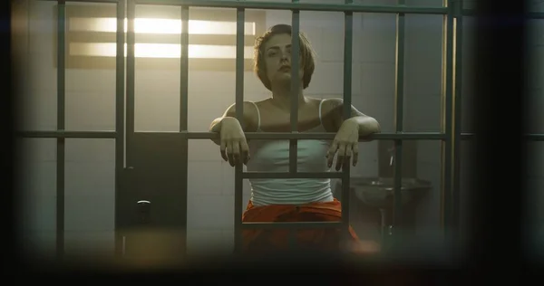 Weibliche Häftlinge Orangefarbener Uniform Halten Hände Gittern Stehen Der Gefängniszelle — Stockfoto