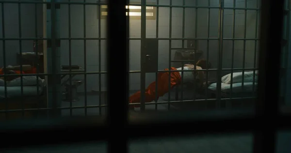 Jedna Žena Oranžové Uniformě Leží Posteli Druhá Vězeňské Cele Vězňkyně — Stock fotografie