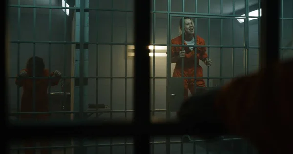 Turuncu Üniformalı Çılgın Kadın Mahkum Komşusuna Bağırıyor Hapishane Hücresindeki Metal — Stok fotoğraf