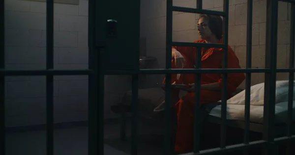 Häftling Orangefarbener Uniform Reicht Der Gefängniszelle Essen Vom Essenswagen Weibliche — Stockfoto