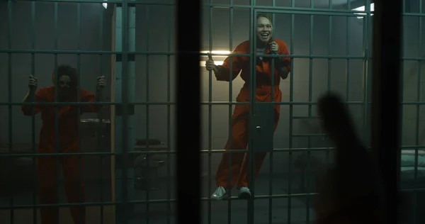 Aggressive Häftlingsfrau Orangefarbener Uniform Brüllt Nachbarin Hält Metallstangen Gefängniszelle Frauen — Stockfoto