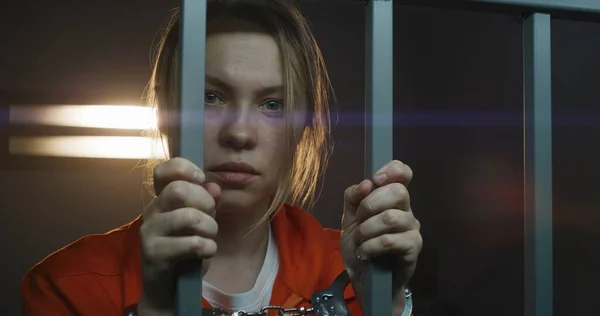 Eine Verängstigte Gefangene Orangefarbener Uniform Hält Metallstangen Der Hand Steht — Stockfoto