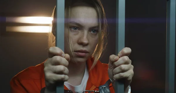 Weibliche Häftlinge Orangefarbener Uniform Stehen Der Gefängniszelle Verängstigte Kriminelle Schütteln — Stockfoto