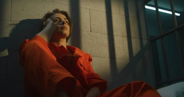 Kobieta Pomarańczowym Mundurze Dzwoni Siedzi Więziennej Celi Kobieta Odsiaduje Karę — Zdjęcie stockowe