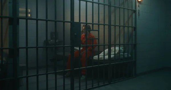 Więźniarka Rozmawiająca Przez Telefon Więzieniu Kobiety Odsiadują Karę Więzienia Więzieniu — Zdjęcie stockowe