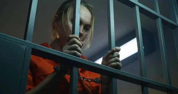 Weibliche Häftlinge Orangefarbener Uniform Stehen Der Gefängniszelle Verängstigte Kriminelle Schütteln — Stockfoto