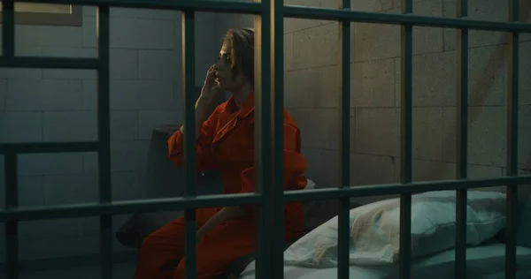 囚人が刑務所で電話してる 女性は懲役刑を言い渡される 収容所又は矯正施設 — ストック写真