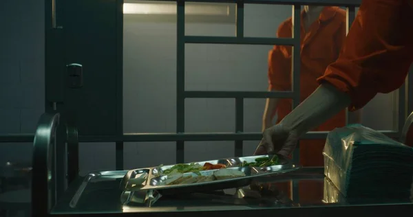 Gefängnismitarbeiterin Gibt Essen Vom Servierwagen Weibliche Häftlinge Orangefarbener Uniform Der — Stockfoto