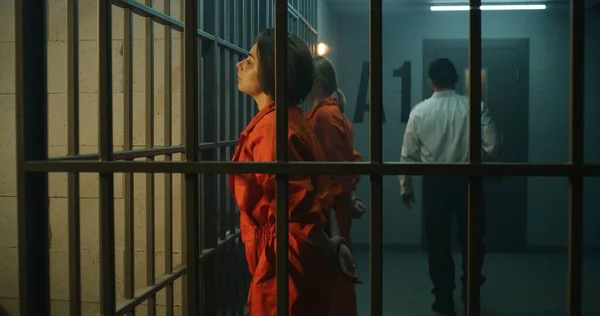 Zwei Weibliche Häftlinge Orangefarbenen Uniformen Stehen Vor Den Metallstangen Vor — Stockfoto
