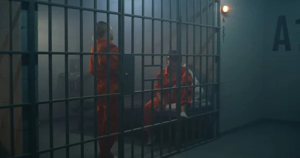 Zwei Gefangene Orangefarbenen Uniformen Unterhalten Sich Eine Frau Sitzt Auf — Stockfoto