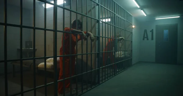Una Prisionera Con Uniforme Naranja Está Detrás Las Rejas Metal —  Fotos de Stock