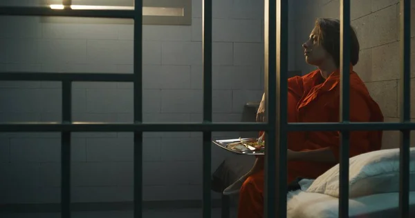 Prigioniero Uniforme Arancione Cena Dal Carrello Del Cibo Criminale Donna — Foto Stock