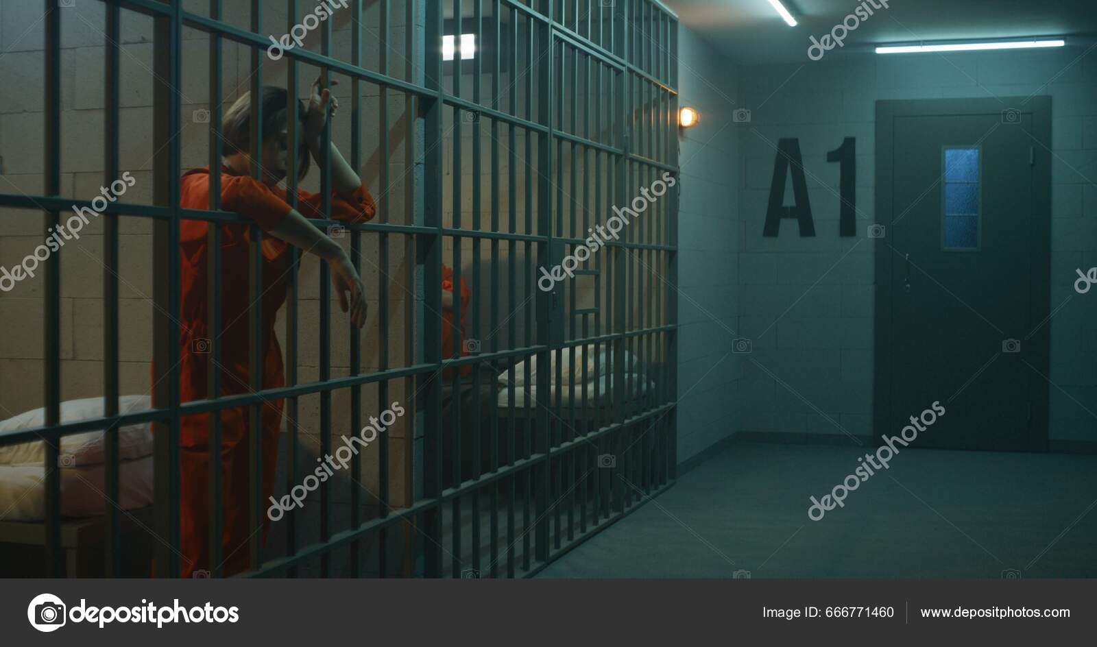 Μια Φυλακισμένη Πορτοκαλί Στολή Στέκεται Πίσω Από Μεταλλικές Μπάρες Μια —  Φωτογραφία Αρχείου © EvgeniyShkolenko #666771460