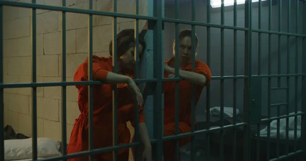 Gefängnisangestellte Gehen Durch Den Gang Weibliche Häftlinge Stehen Hinter Metallgittern — Stockfoto