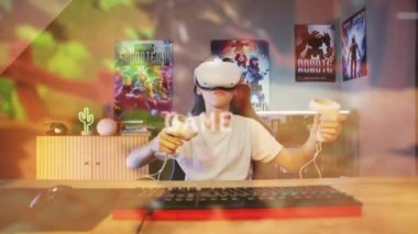VR kulaklıklı genç oyuncu kablosuz kontrolörler kullanarak sanal çevrimiçi video oyunu oynuyor. Çocuk eSports turnuvasını seviyor. Ilık neon ışıklı bir oda. Evde oyun oynuyordum. PC ekran perspektifinden POV.