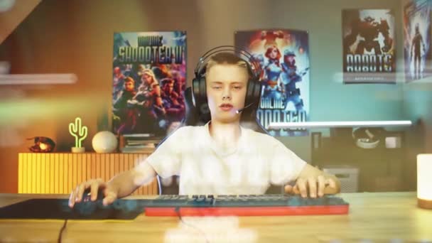 Młody Gracz Słuchawkach Rozmawia Kolegami Drużyny Gra Gry Wideo Online — Wideo stockowe