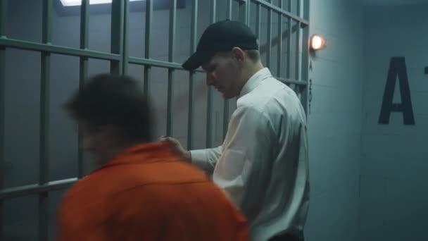 Male Prisoner Orange Uniform Fights Jailer Prison Cell Prison Worker — Vídeo de Stock