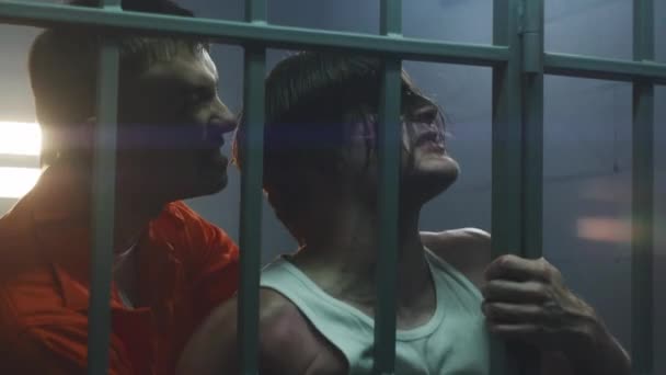 Mannelijke Gevangenen Vechten Cel Crimineel Perst Celgenoot Tot Metalen Staven — Stockvideo