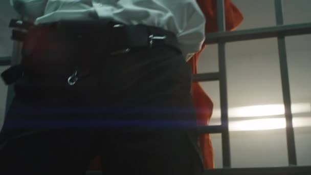 Erkek Mahkûm Gardiyanı Demir Parmaklıklardan Geçirir Anahtarları Alır Hapishane Hücresini — Stok video
