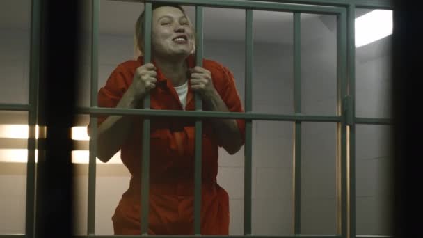 Turuncu Üniformalı Deli Kadın Mahkûm Komşu Mahkuma Bağırıyor Hapishane Hücresindeki — Stok video