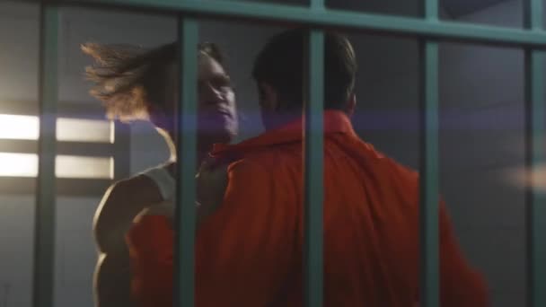 Агрессивные Заключенные Дерутся Тюремной Камере Преступник Прижимает Сокамерника Металлическим Решеткам — стоковое видео
