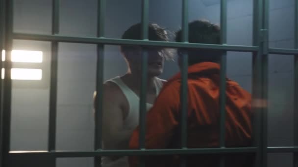 Őrült Férfi Foglyok Harcolnak Börtöncellában Bűnözők Nekilökik Egymást Fémrácsoknak Agresszíven — Stock videók