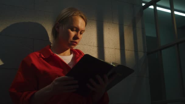Kvinnlig Fånge Orange Uniform Sitter Sängen Fängelsecell Läser Bibeln Fängelsevakten — Stockvideo
