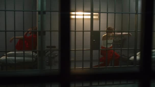 오렌지색 제복을 수감자는 침대에 수감자는 감방에서 권투를 있습니다 수감자들은 살인죄로 — 비디오