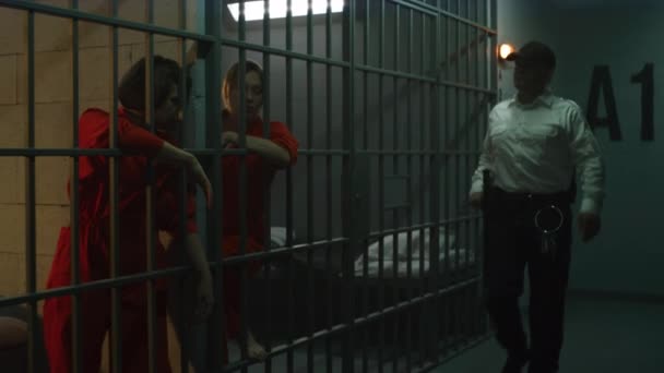 Тюремный Работник Ходит Коридору Женщины Заключенные Стоят Металлическими Решетками Тюремных — стоковое видео