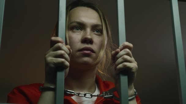 Prisionera Uniforme Naranja Tiene Barras Metal Está Celda Esposada Mujer — Vídeos de Stock
