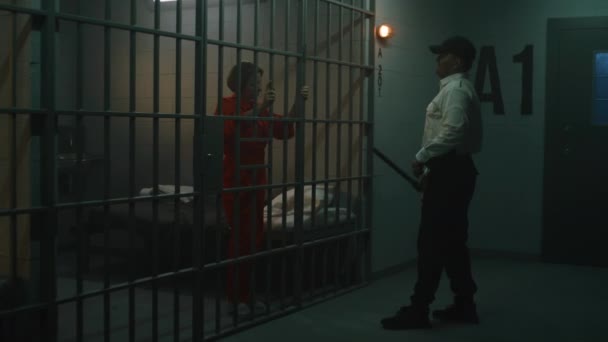 Zaměstnankyně Věznice Policejním Obuškem Mluví Vězeňkyní Oranžové Uniformě Vězeňské Cele — Stock video