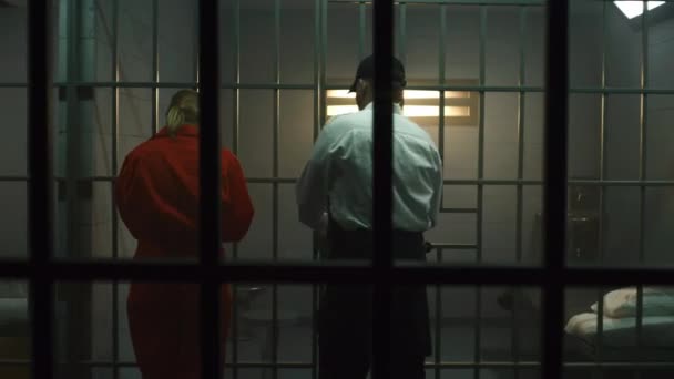 Fångvaktaren Leder Kvinnlig Fånge Orange Uniform Till Fängelsecellen Låser Skjuter — Stockvideo