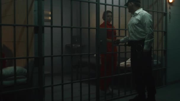 Офіцер Язниці Йде Коридору Дає Телефон Жінці Язня Помаранчевій Формі — стокове відео