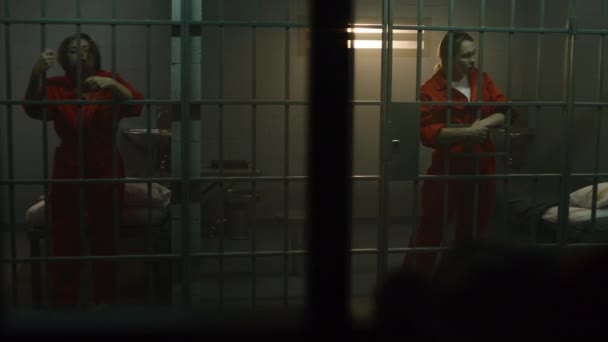 Дві Жінки Язні Оранжевій Формі Стоять Ходять Ґратами Тюремній Камері — стокове відео