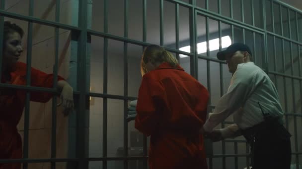 Fängelseanställda Leder Kvinnliga Fångar Orange Uniform Till Fängelsecell Låser Inne — Stockvideo
