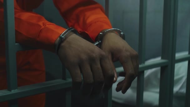 Närbild Skott Händer Handbojor Lutar Sig Mot Fängelsets Cell Barer — Stockvideo