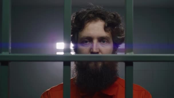 Portret Van Een Mannelijke Gevangene Oranje Uniform Met Metalen Staven — Stockvideo
