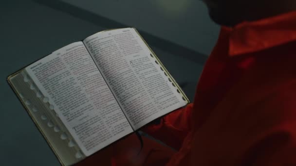Prisioneiro Afro Americano Uniforme Laranja Bíblia Cela Prisão Homem Criminoso — Vídeo de Stock