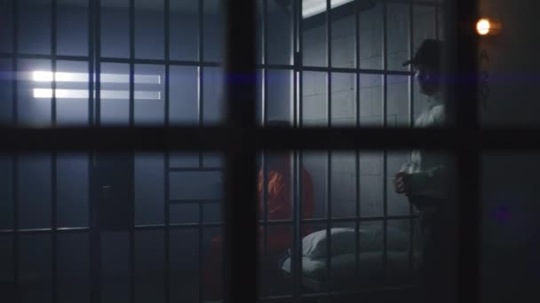 Zajatec Trefí Vězeňského Důstojníka Vezme Klíče Otevře Celu Kriminálník Oranžové — Stock video