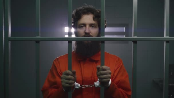 Vězeň Oranžové Uniformě Drží Kovové Mříže Stojí Vězeňské Cele Poutech — Stock video