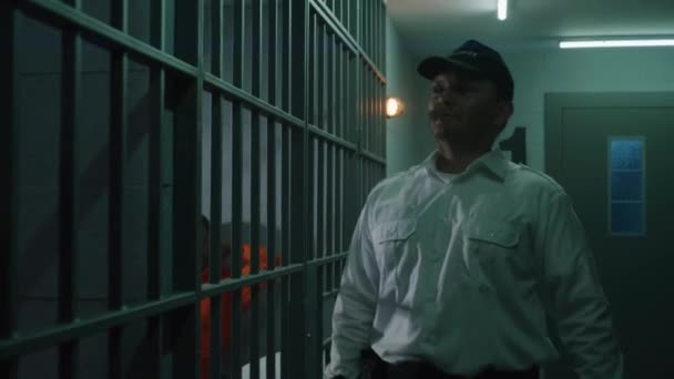 Ředitel Obuškem Hromadou Klíčů Přichází Vězeňských Cel Šikanuje Vězně Afroameričtí — Stock video