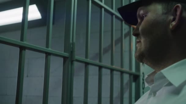 교도소 괴롭힘을 당하고 죄수와 비명을 지르며 아프리카계 미국인 남자는 센터에서 — 비디오