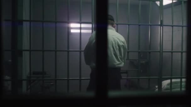 Krimineller Schlägt Auf Gefängnismitarbeiter Ein Nimmt Schlüssel Mit Öffnet Gefängniszelle — Stockvideo