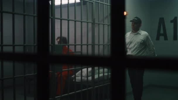 Cipier Loopt Door Gang Mannelijke Gevangene Slaat Gevangenisagent Opent Gevangeniscel — Stockvideo
